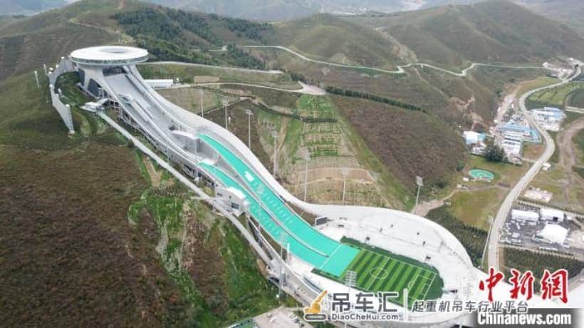 “雪如意”建设中为什么用塔吊运物料，而不修建运输道路？
