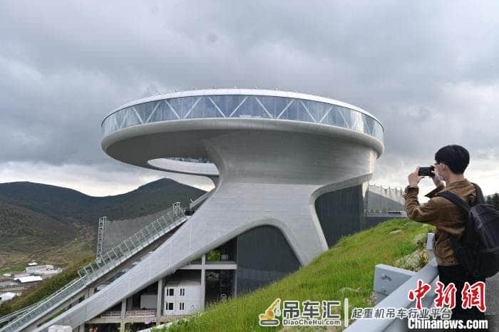 “雪如意”建设中为什么用塔吊运物料,而不修建运输道路?