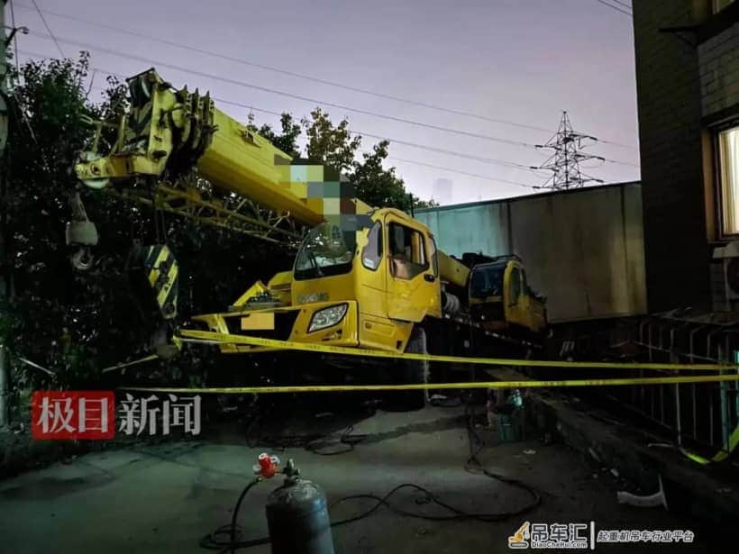 吊车失控溜坡撞进篮球馆，3名教练重伤多人轻伤