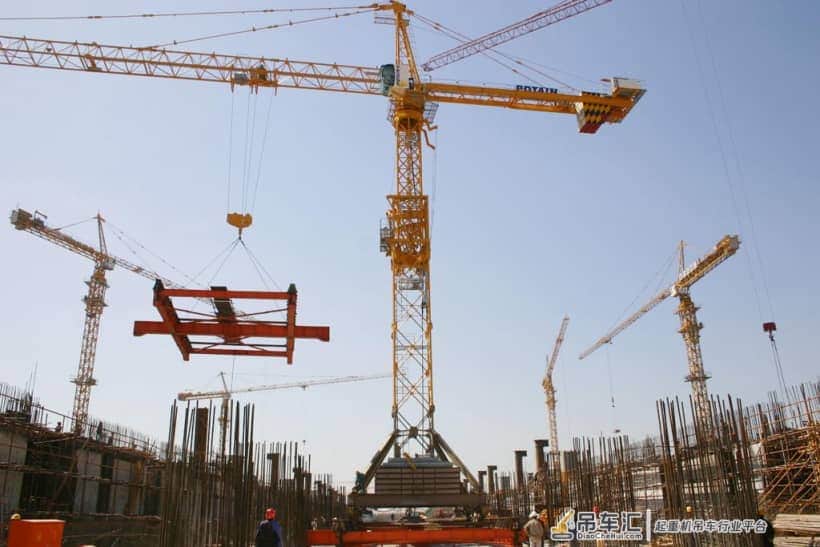比建筑还高的百米塔吊，是怎么搭建升高？司机是怎么上去和下来的