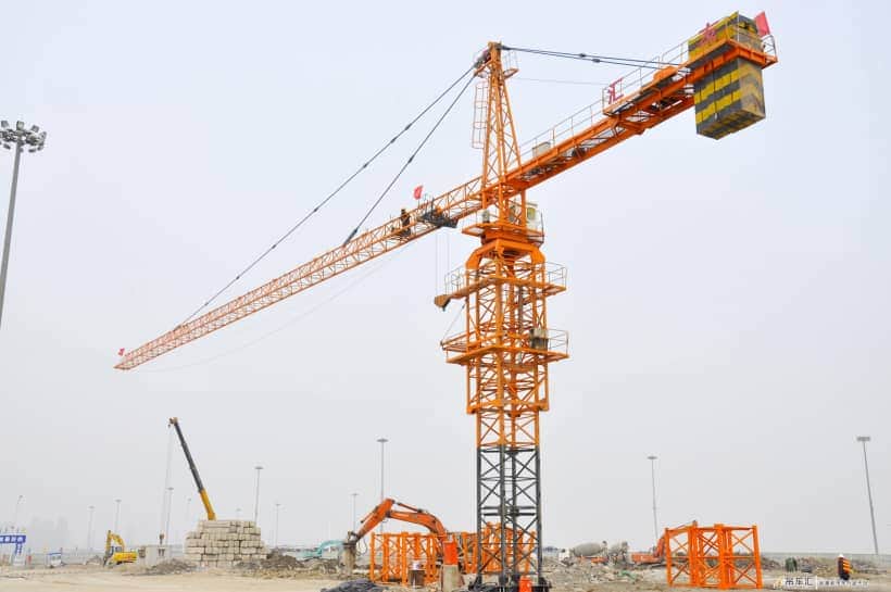 比建筑还高的百米塔吊,是怎么搭建升高?司机是怎么上去和下来的