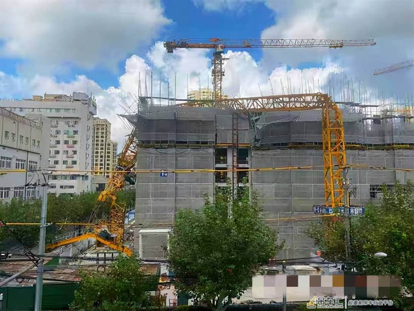 比建筑还高的百米塔吊,是怎么搭建升高?司机是怎么上去和下来的