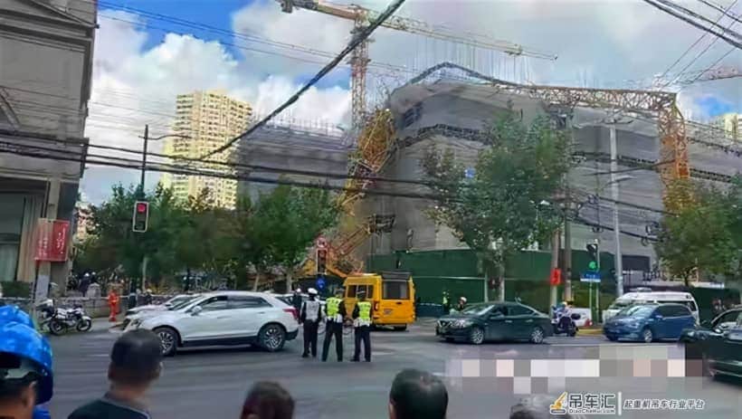 比建筑还高的百米塔吊,是怎么搭建升高?司机是怎么上去和下来的