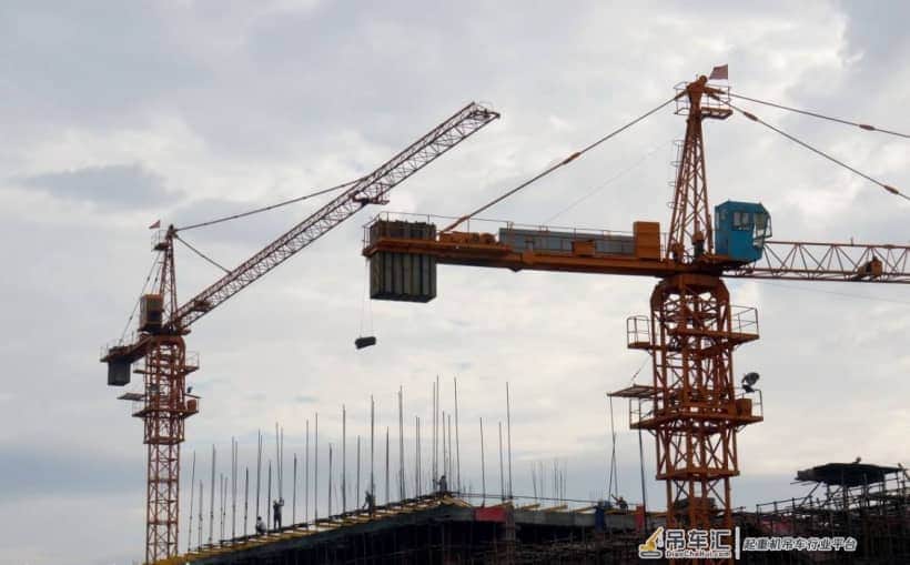 比建筑还高的百米塔吊,是怎么搭建升高?司机是怎么上去和下来的