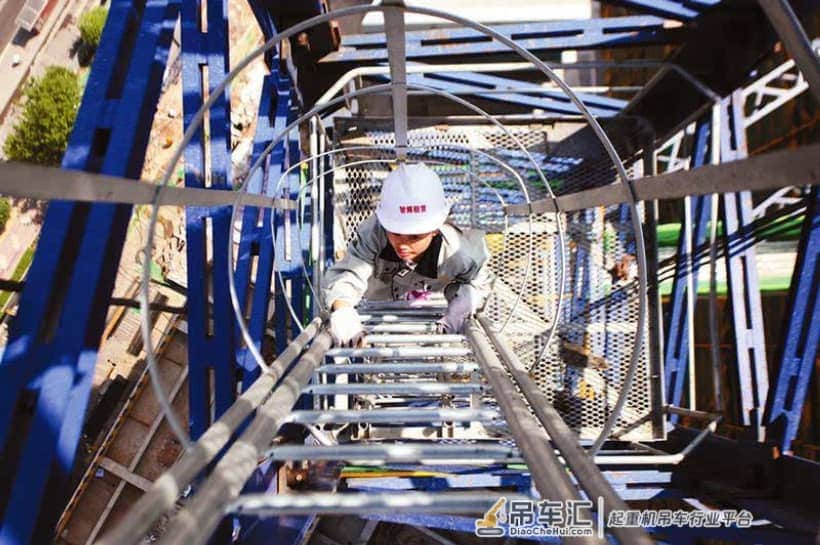 比建筑还高的百米塔吊,是怎么搭建升高?司机是怎么上去和下来的