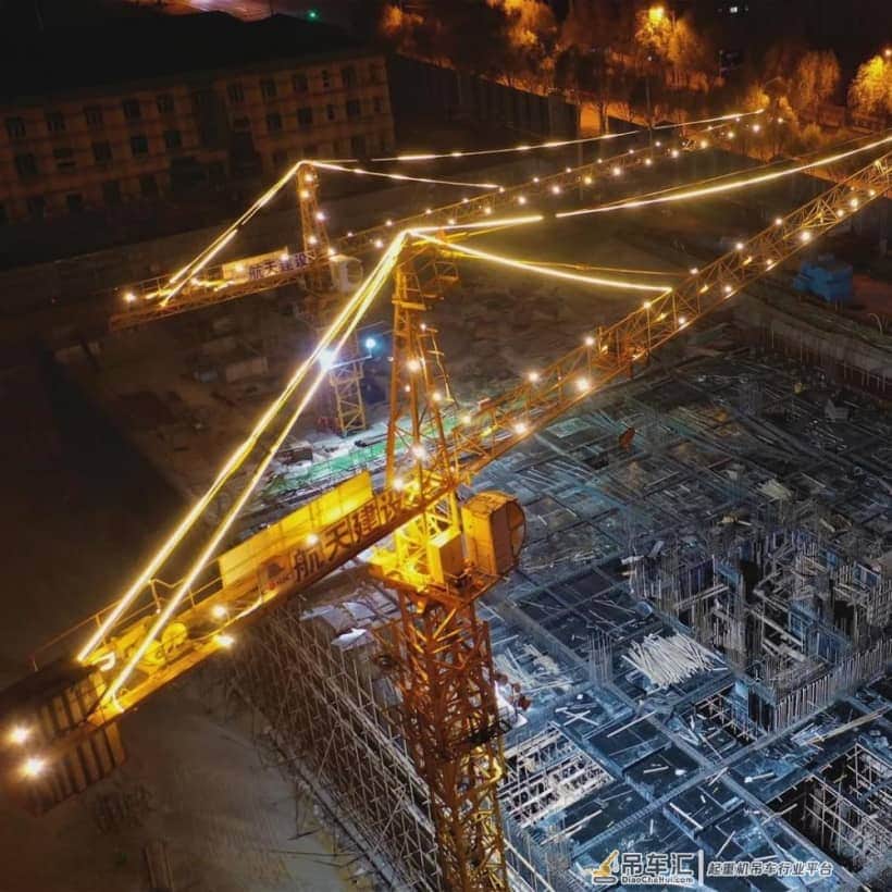 比建筑还高的百米塔吊,是怎么搭建升高?司机是怎么上去和下来的