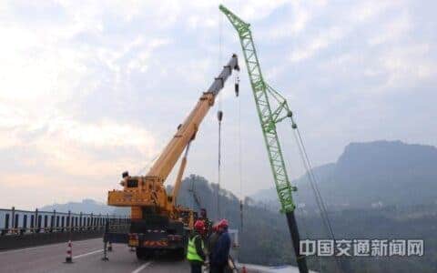 中交一公局集团万州环线高速项目600吨吊车百米高空“搭积木”