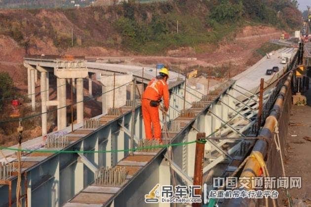 中交一公局集团万州环线高速项目600吨吊车百米高空“搭积木”