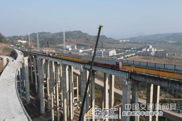 中交一公局集团万州环线高速项目600吨吊车百米高空“搭积木”
