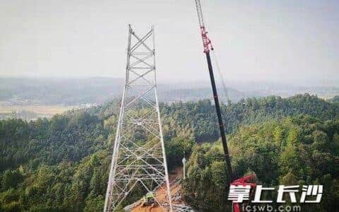 450吨“巨无霸”吊车助力特高压建设