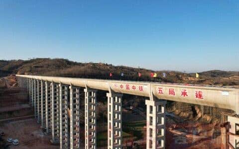 小浪底南岸灌区工程最高、最长渡槽顺利吊装合拢