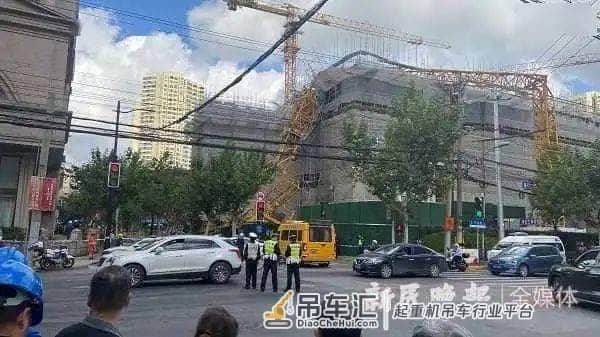 1死2伤!上海一工地塔吊吊装PC构件倾覆?