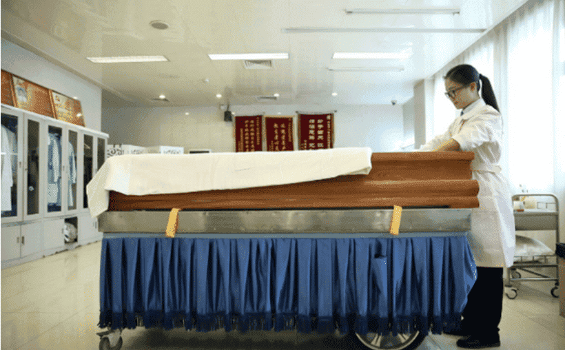 中国入殓师,花8小时修复吊车碾压过的尸体,采访称:这是在积善
