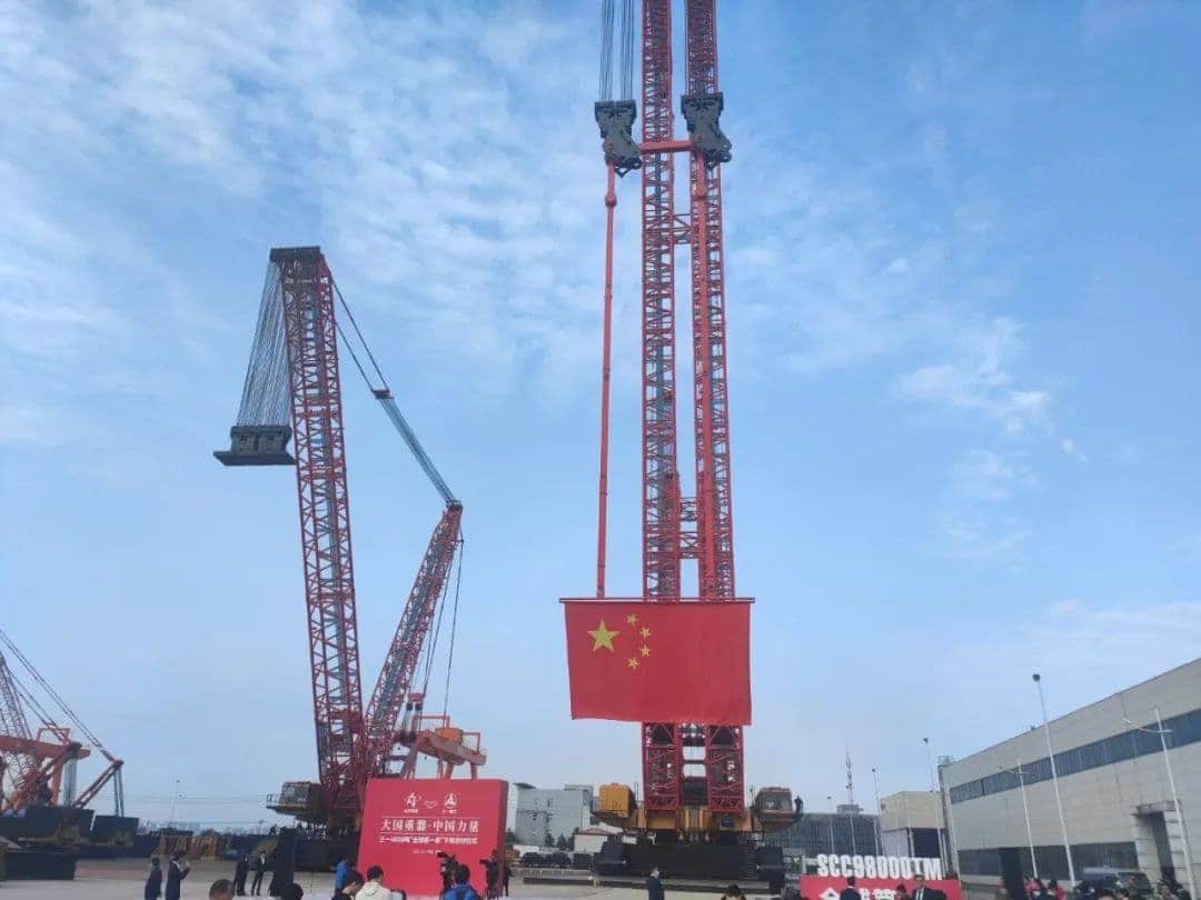 4500t!人类史上最大吨位履带吊霸气首秀!三一scc98000下线