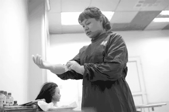 中国入殓师，花8小时修复吊车碾压过的尸体，采访称：这是在积善