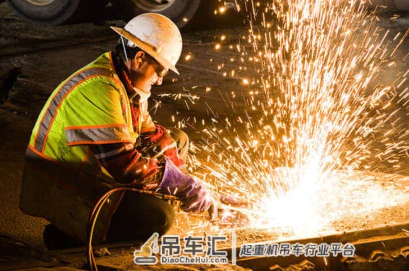 中国工程机械又刷新世界记录!最大重量履带起重机,引领机械潮流