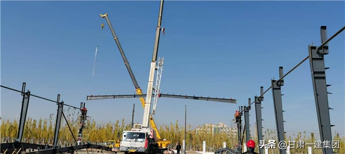 首次吊梁安装完成！进入钢结构施工新阶段