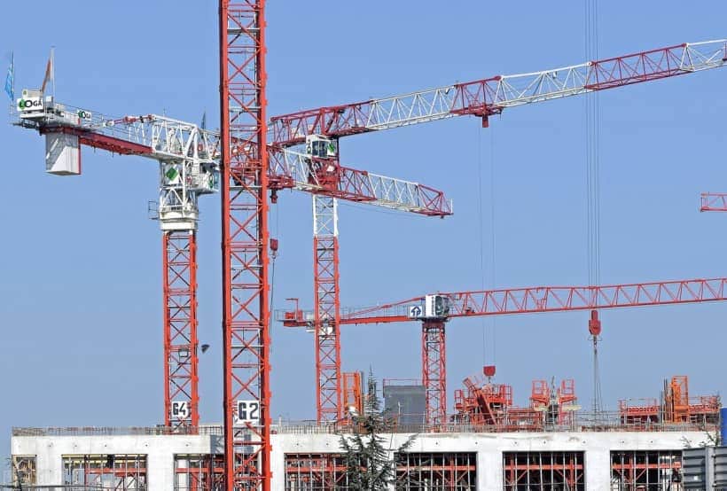 建筑工地上面的塔吊是怎样升起来的？