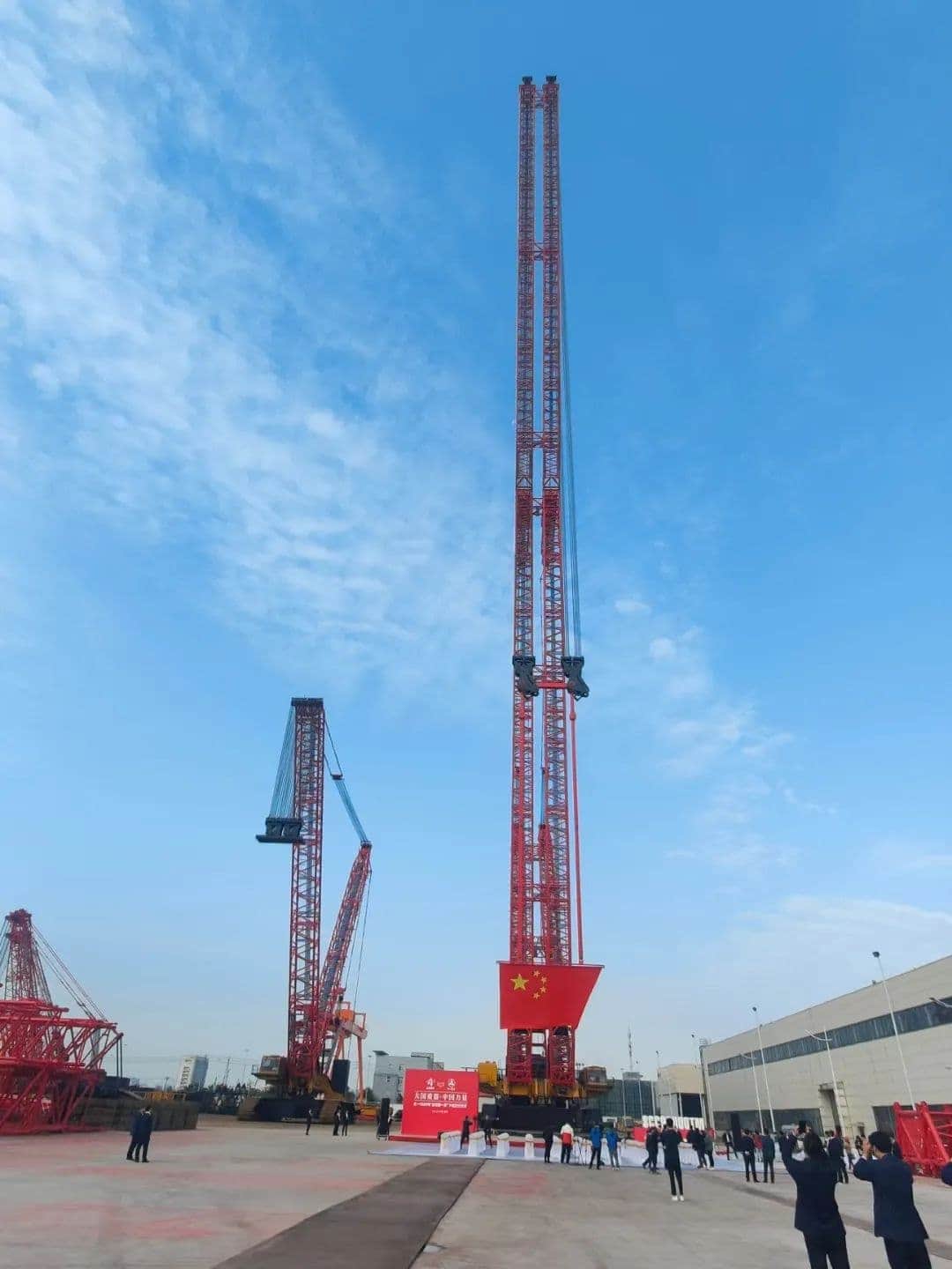 4500t!人类史上最大吨位履带吊霸气首秀!三一scc98000下线