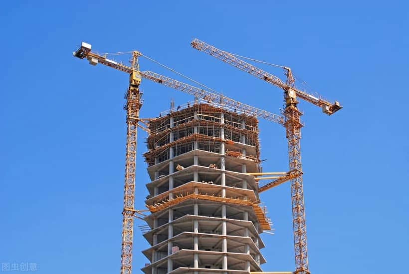 建筑工地上面的塔吊是怎样升起来的？