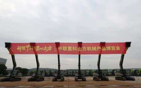 中联重科土方机械产品博览会十大产品方阵竞英姿