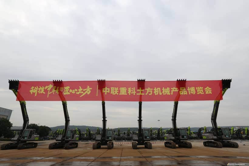 中联重科土方机械产品博览会十大产品方阵竞英姿