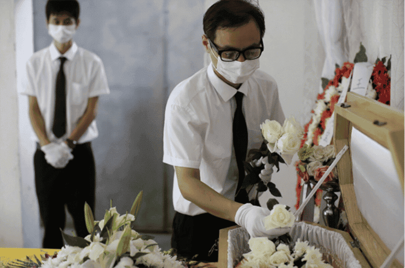 中国入殓师，花8小时修复吊车碾压过的尸体，采访称：这是在积善