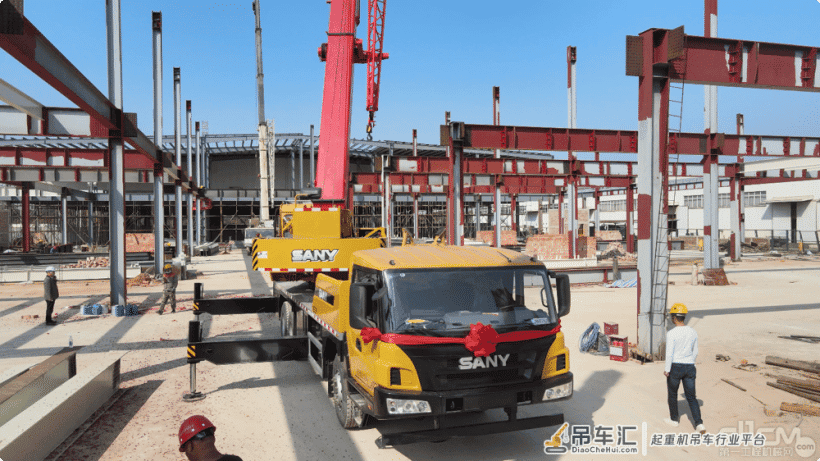 这个建筑公司一个月内连入两台三一“混动”起重机