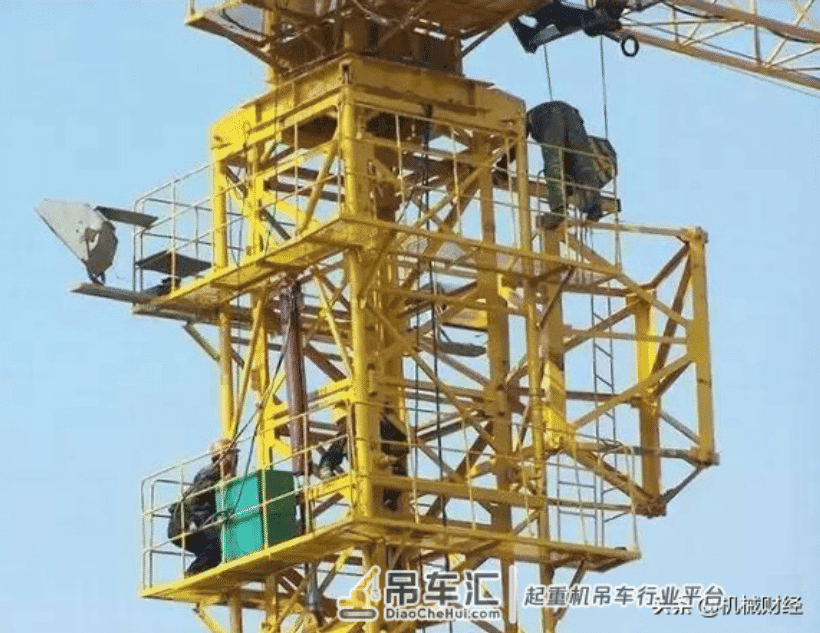 塔吊是怎么升高的?秘密就在于驾驶室下方的千斤顶