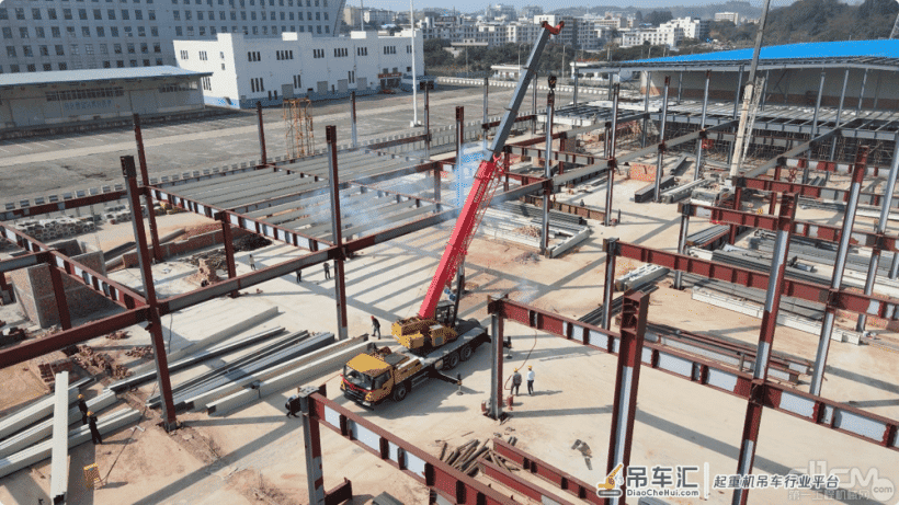这个建筑公司一个月内连入两台三一“混动”起重机