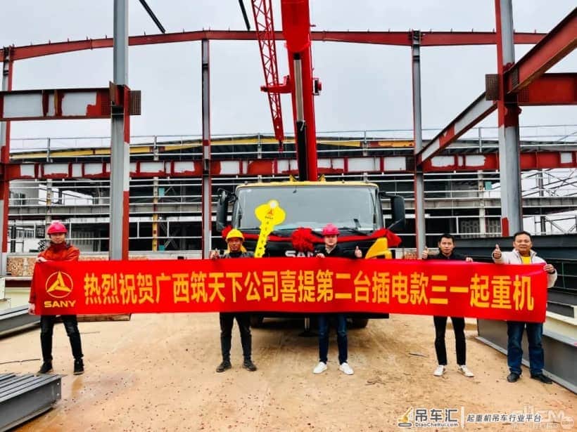 这个建筑公司一个月内连入两台三一“混动”起重机