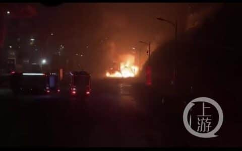 吊车深夜自燃发生爆炸 所幸未造成人员伤亡