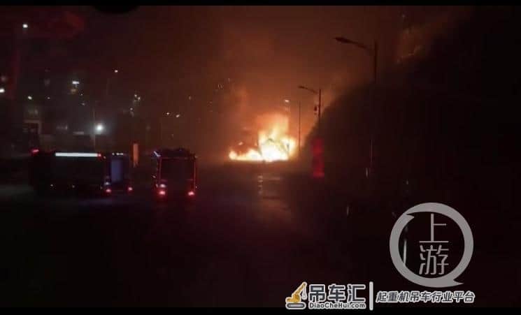 吊车深夜自燃发生爆炸 所幸未造成人员伤亡