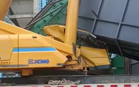 吓人！85t被30吨钢模板爆头…愿吊司没事