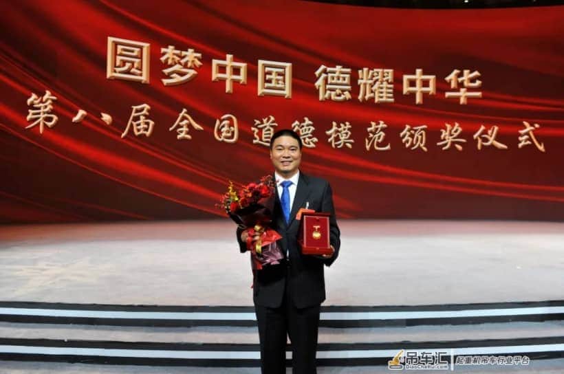 宁波北仑第三集装箱码头有限公司桥吊班大班长竺士杰:我在空中“穿针引线”