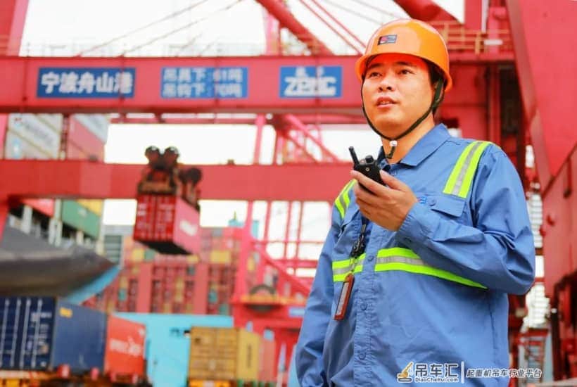 宁波北仑第三集装箱码头有限公司桥吊班大班长竺士杰:我在空中“穿针引线”