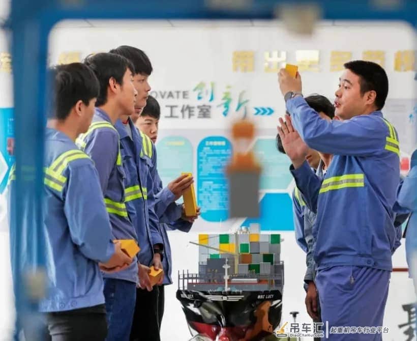 宁波北仑第三集装箱码头有限公司桥吊班大班长竺士杰:我在空中“穿针引线”