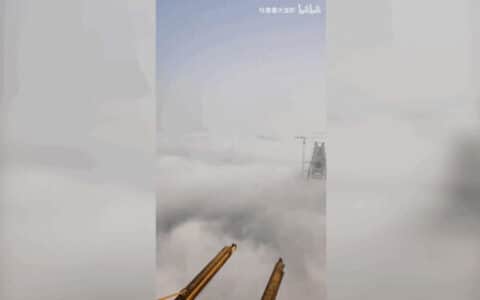 南天门二期工程？塔吊工人推开门瞬间不淡定了，网友：在天庭打灰……