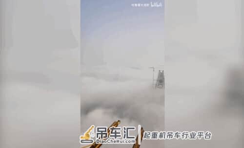 南天门二期工程？塔吊工人推开门瞬间不淡定了，网友：在天庭打灰……