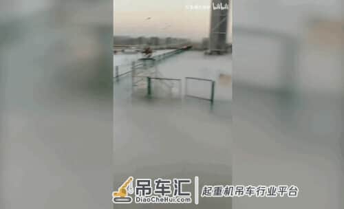 南天门二期工程？塔吊工人推开门瞬间不淡定了，网友：在天庭打灰……