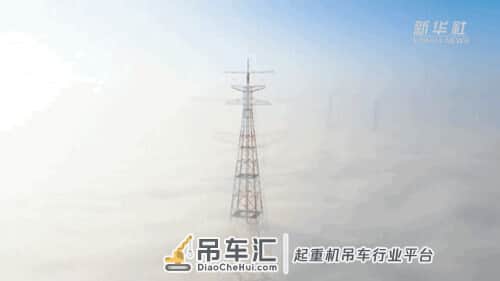 南天门二期工程？塔吊工人推开门瞬间不淡定了，网友：在天庭打灰……