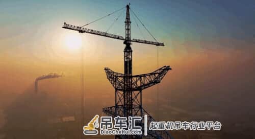 南天门二期工程？塔吊工人推开门瞬间不淡定了，网友：在天庭打灰……