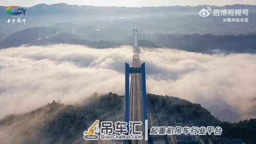 南天门二期工程？塔吊工人推开门瞬间不淡定了，网友：在天庭打灰……
