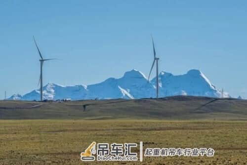 南天门二期工程？塔吊工人推开门瞬间不淡定了，网友：在天庭打灰……