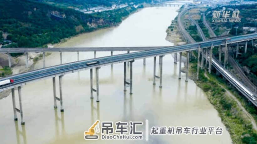 南天门二期工程？塔吊工人推开门瞬间不淡定了，网友：在天庭打灰……