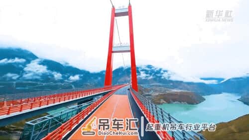南天门二期工程？塔吊工人推开门瞬间不淡定了，网友：在天庭打灰……