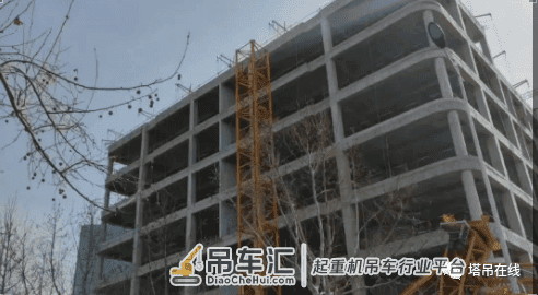 警惕!山东济南一在建工地塔吊施工作业发生倒塌事故