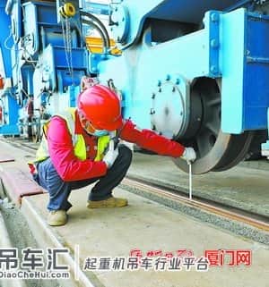 全国首例！模块车组扛着两千吨重桥吊，成功上演“乾坤大挪移”