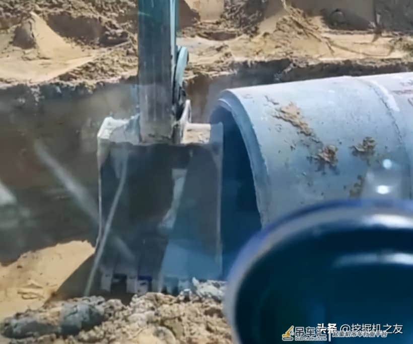 挖机抢了吊车的活?有这技术除了黄油其他都敢打