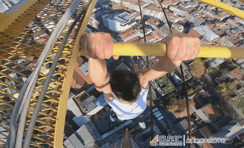 请勿模仿！摩洛哥男子爬上85米高起重机 悬空做引体向上